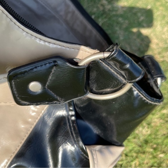 Kenneth Cole Reaction Handbag/ purse. Black. - Picture 6 of 16